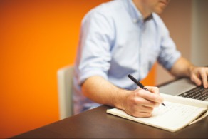 homem-trabalhando-notebook-caderno.jpg